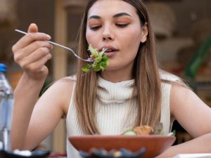 Person eating a healthy meal slowly to support digestion and reduce acid reflux
