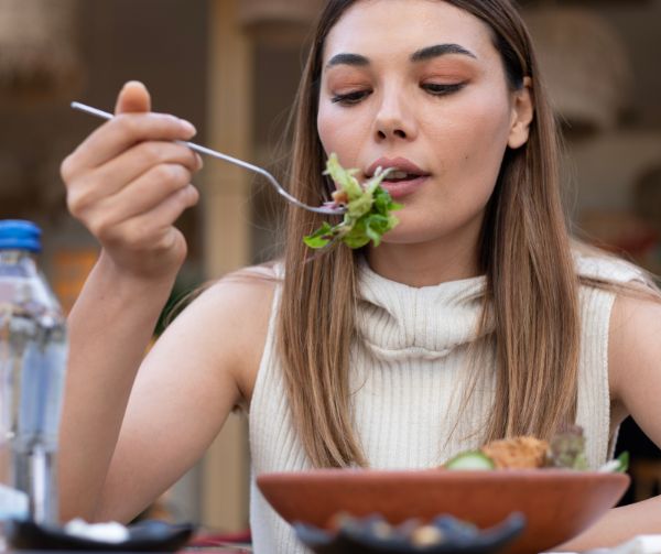 Eating slowly and chewing food properly to improve digestion and reduce acid reflux